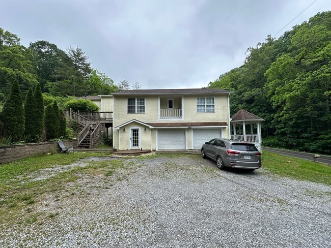 6544 Owens Rd in Radford, VA - Building Photo - Building Photo
