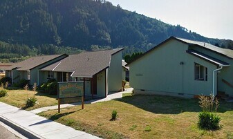 302 1st St in Morton, WA - Building Photo