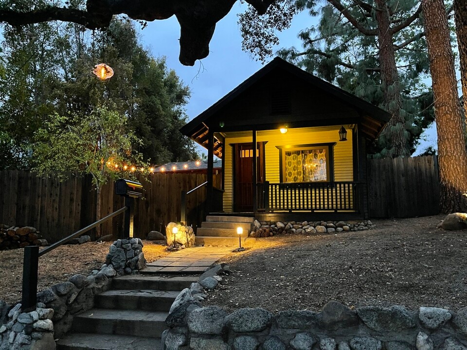11 N Mountain Trail, Unit B in Sierra Madre, CA - Foto de edificio