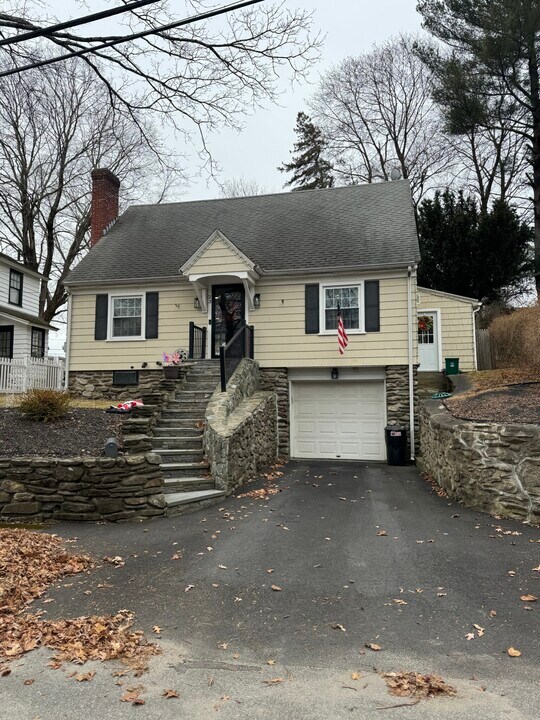 23 Tiverton Pky in Worcester, MA - Building Photo