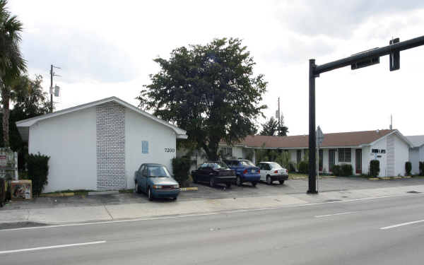 7200 Pembroke Rd in Miramar, FL - Foto de edificio - Building Photo