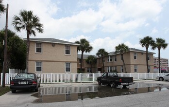 319 1st Ave N in Jacksonville Beach, FL - Foto de edificio - Building Photo