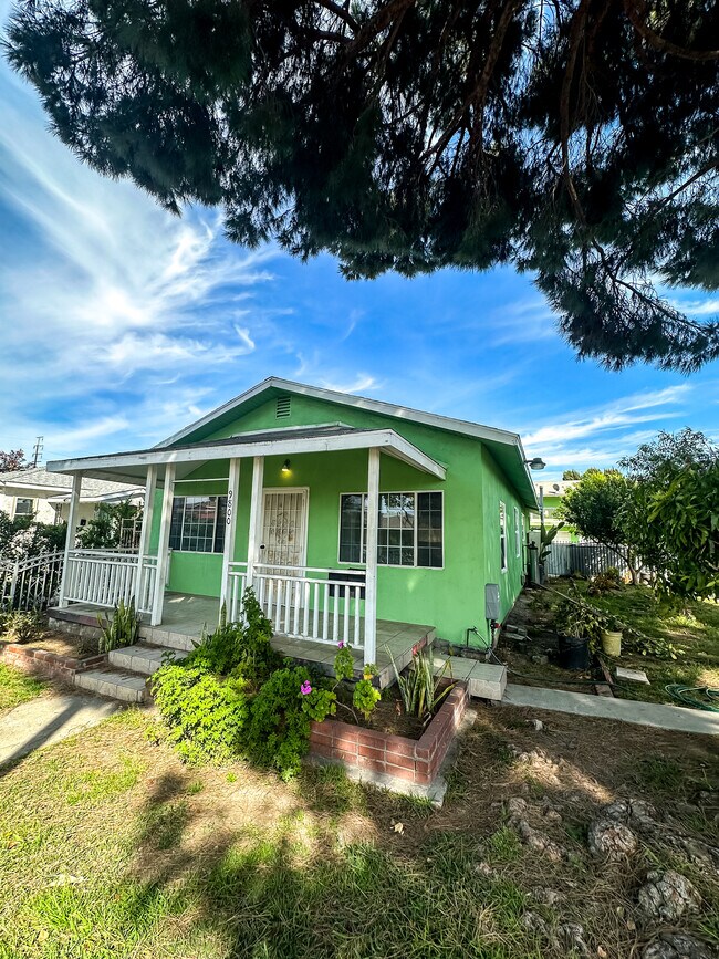 9800 San Carlos Ave in South Gate, CA - Foto de edificio - Building Photo