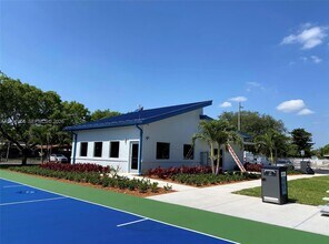 581 NW 185th St in Miami, FL - Building Photo - Building Photo