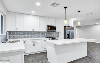 10602 W Cumberland Dr in Sun City, AZ - Building Photo - Building Photo