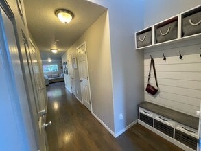 527 Whitney Dr in Newberg, OR - Building Photo - Building Photo