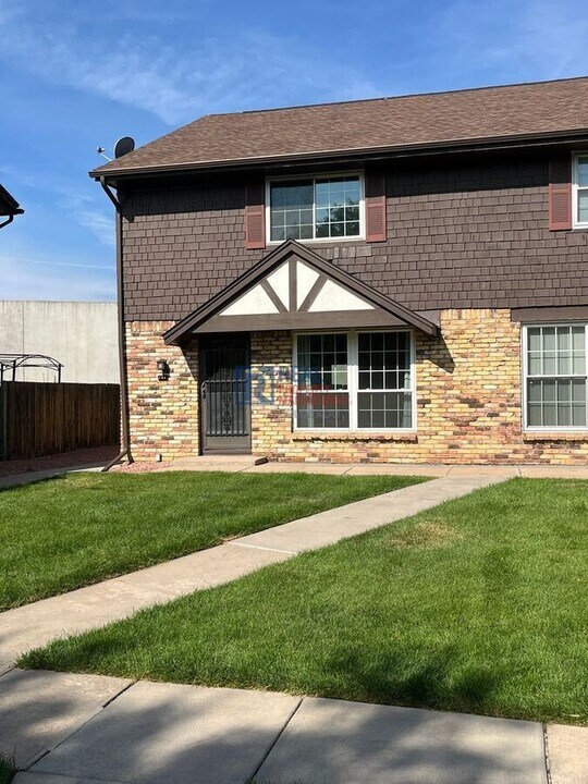 3825 S Monaco St Pkwy in Denver, CO - Building Photo