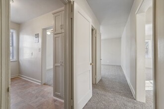 Lochwood Apartments in Baltimore, MD - Foto de edificio - Building Photo
