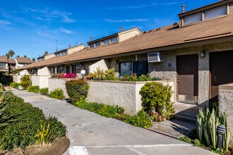 Lincoln Villas Apartment Homes in Anaheim, CA - Building Photo - Building Photo