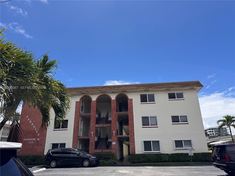 2210 Taylor St in Hollywood, FL - Building Photo