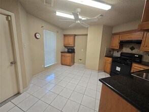 10711 Forest Leaf Dr in Sugar Land, TX - Building Photo - Building Photo