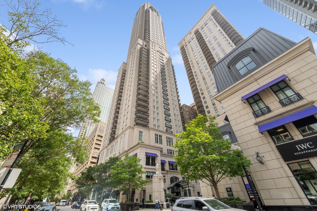 11 E Walton St in Chicago, IL - Building Photo