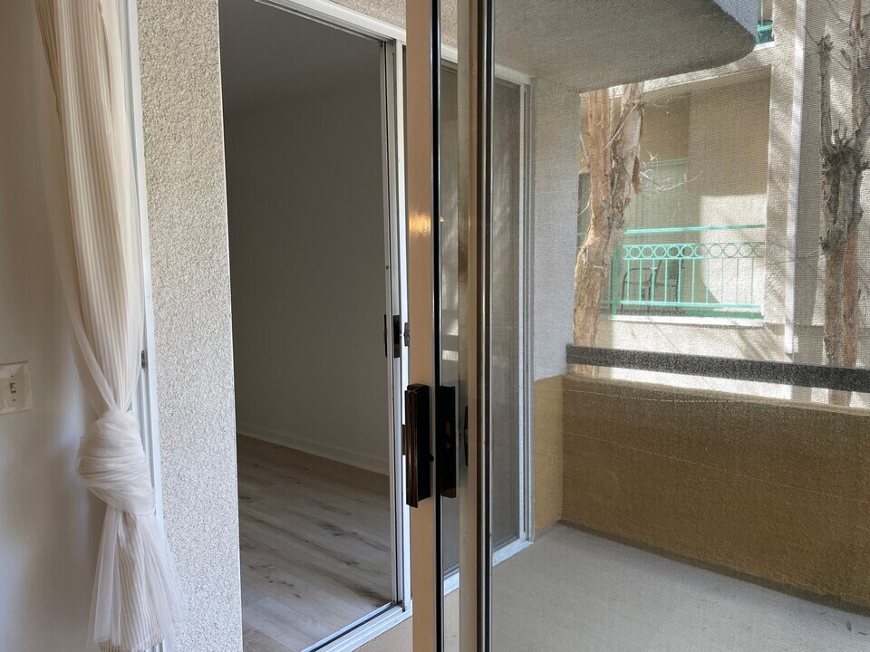 525 S Berendo St in Los Angeles, CA - Building Photo
