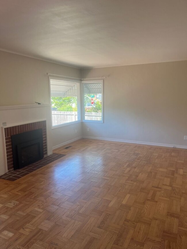 619 Mervyn Ave in Santa Rosa, CA - Building Photo - Building Photo