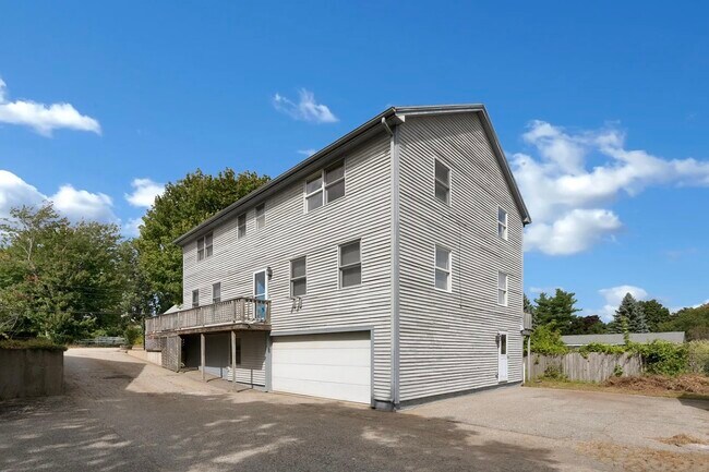 13 Tebbetts Ave, Unit B in Sanford, ME - Foto de edificio - Building Photo