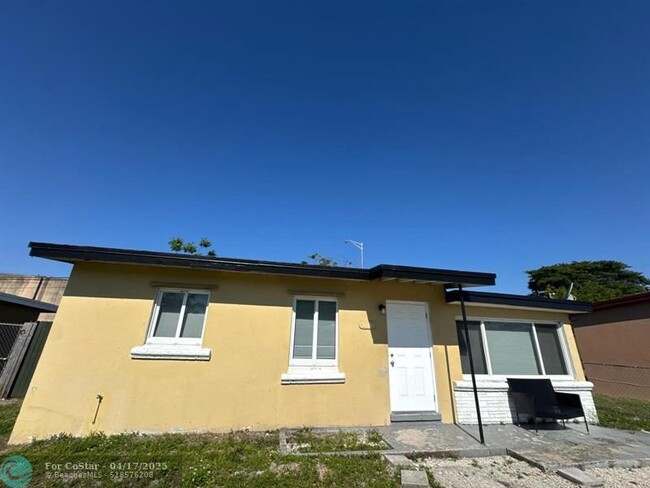 1710 Lauderdale Manor Dr in Fort Lauderdale, FL - Building Photo - Building Photo