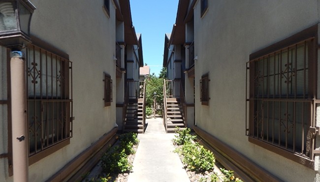 Beverly Apartments in Laredo, TX - Foto de edificio - Building Photo