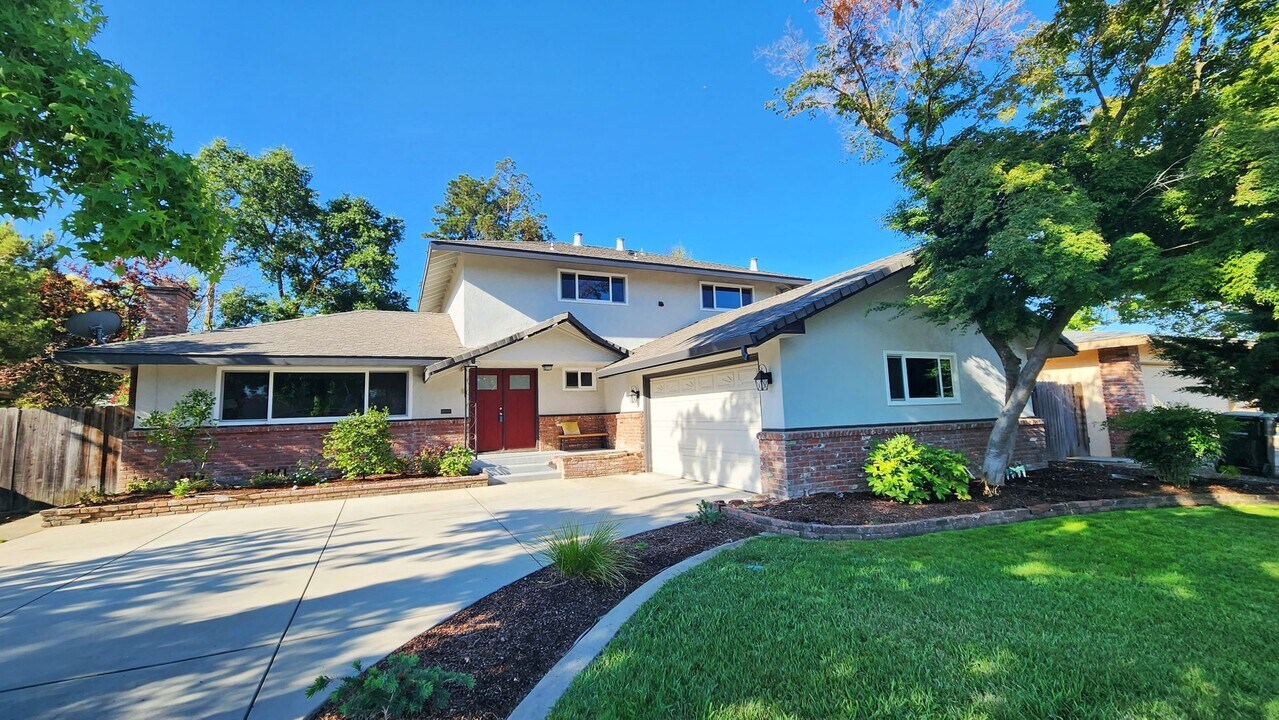 7021 Wilshire Cir in Sacramento, CA - Building Photo