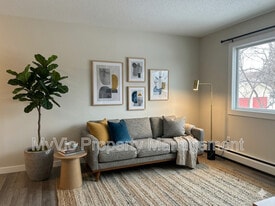 10040-10154 154 St in Edmonton, AB - Building Photo