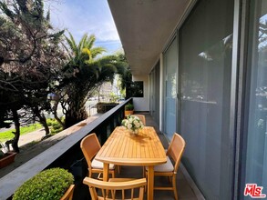 203 Montana Ave in Santa Monica, CA - Building Photo - Building Photo