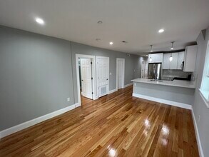 15 Harold St, Unit 2 in Somerville, MA - Foto de edificio - Building Photo