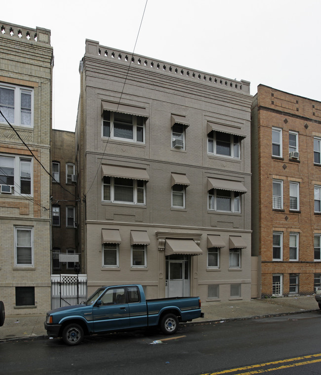 111 Baldwin Ave in Jersey City, NJ - Building Photo - Building Photo