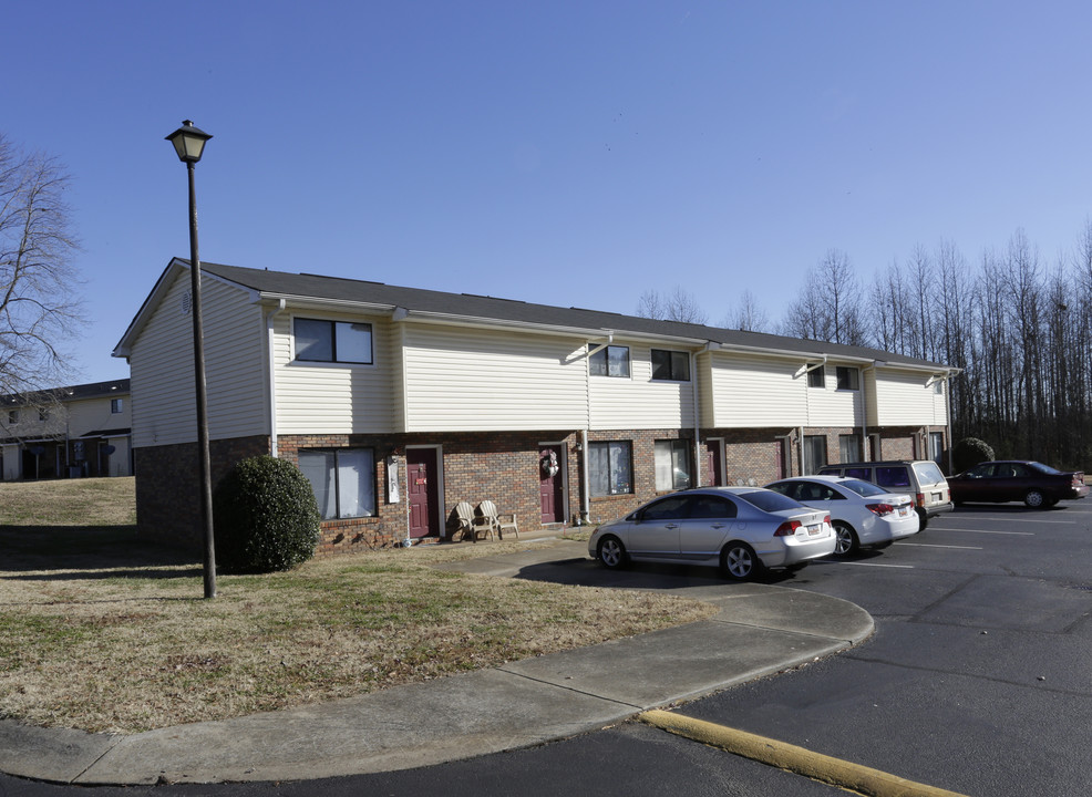 Redwood Village in Gaffney, SC - Building Photo