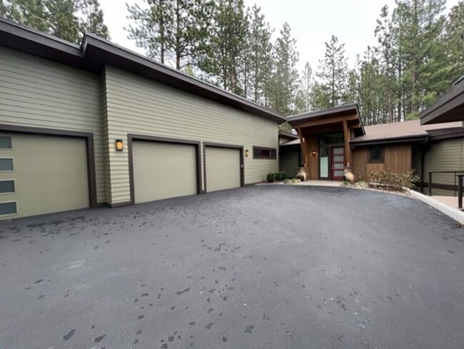 60734 Golf Village Loop in Bend, OR - Building Photo - Building Photo