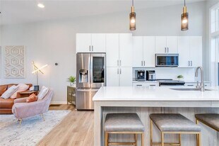 912 Brees Ct in Atlanta, GA - Building Photo