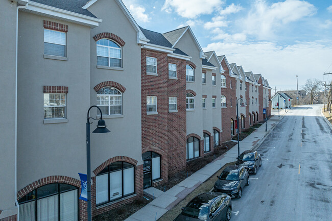 Burling Court Condominiums in Clarendon Hills, IL - Foto de edificio - Primary Photo