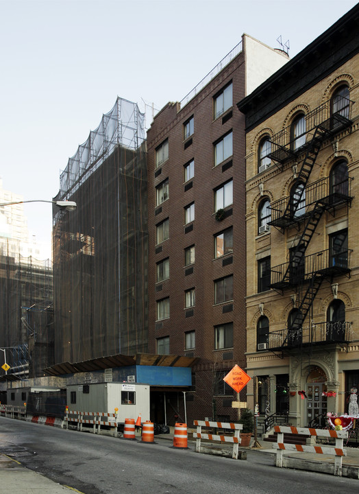 333 E 95th St in New York, NY - Building Photo