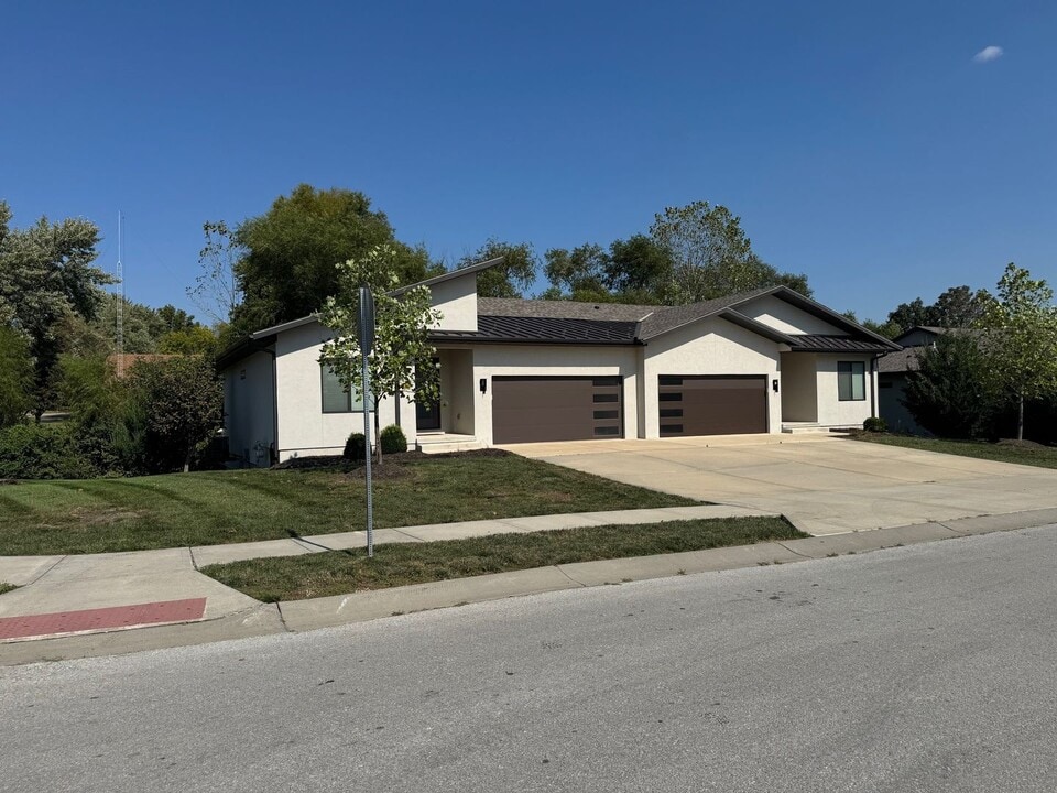 101-103 E Pine St in Raymore, MO - Building Photo