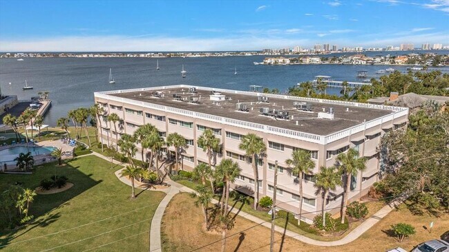 100 Bluff View Dr in Belleair Bluffs, FL - Building Photo - Building Photo