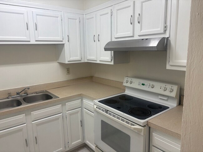 1629 Espanola Ave in Daytona Beach, FL - Foto de edificio - Building Photo