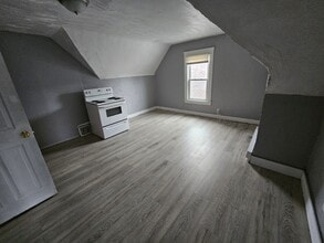 10602 Earle Ave in Cleveland, OH - Building Photo - Building Photo