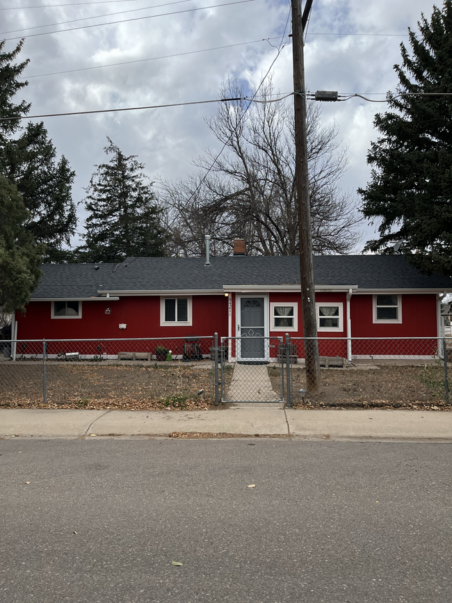 8421 5th St in Wellington, CO - Foto de edificio - Building Photo