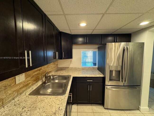 8010 N Colony Cir in Tamarac, FL - Building Photo - Building Photo