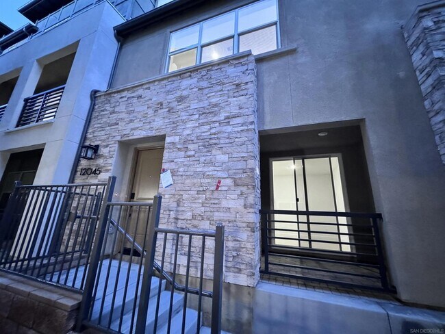 12045 Sienna Ln in San Diego, CA - Foto de edificio - Building Photo