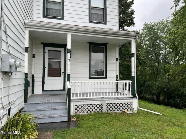 8 Summit St, Unit 1st in Rensselaer, NY - Building Photo - Building Photo