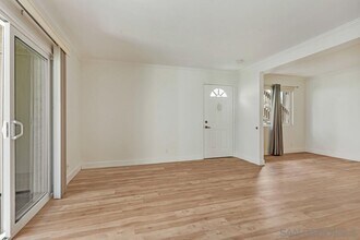 8521 Villa La Jolla Dr in San Diego, CA - Building Photo - Building Photo