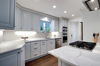 60 Thayer Rd in Manhasset, NY - Building Photo - Building Photo