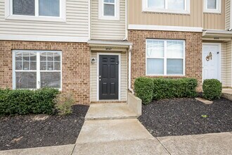 8047 Logan Dr in La Vergne, TN - Foto de edificio - Building Photo
