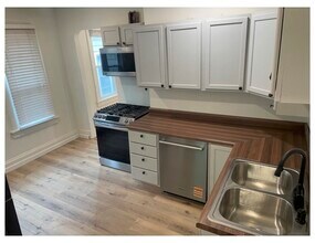 2860 S Delaware Ave, Unit 2860 in Milwaukee, WI - Foto de edificio - Building Photo