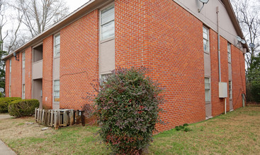 Hacienda Apartments in Huntsville, AL - Foto de edificio - Building Photo