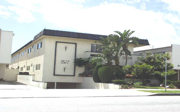3527 Mentone Ave in Los Angeles, CA - Foto de edificio - Building Photo