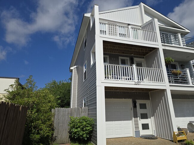 property at 2207 Rockbridge Rd