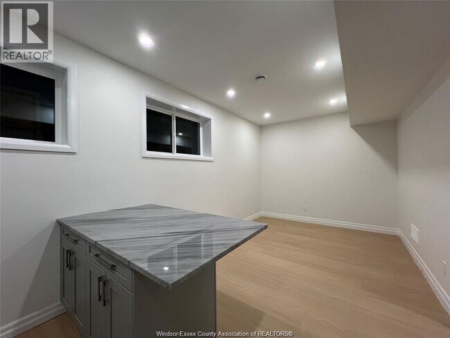 348 Campbell Ave in Windsor, ON - Foto de edificio - Building Photo