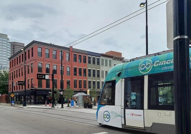 39 E Court St, Unit 4 in Cincinnati, OH - Foto de edificio - Building Photo