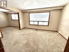 915 Taunton Rd E in Whitby, ON - Building Photo - Building Photo