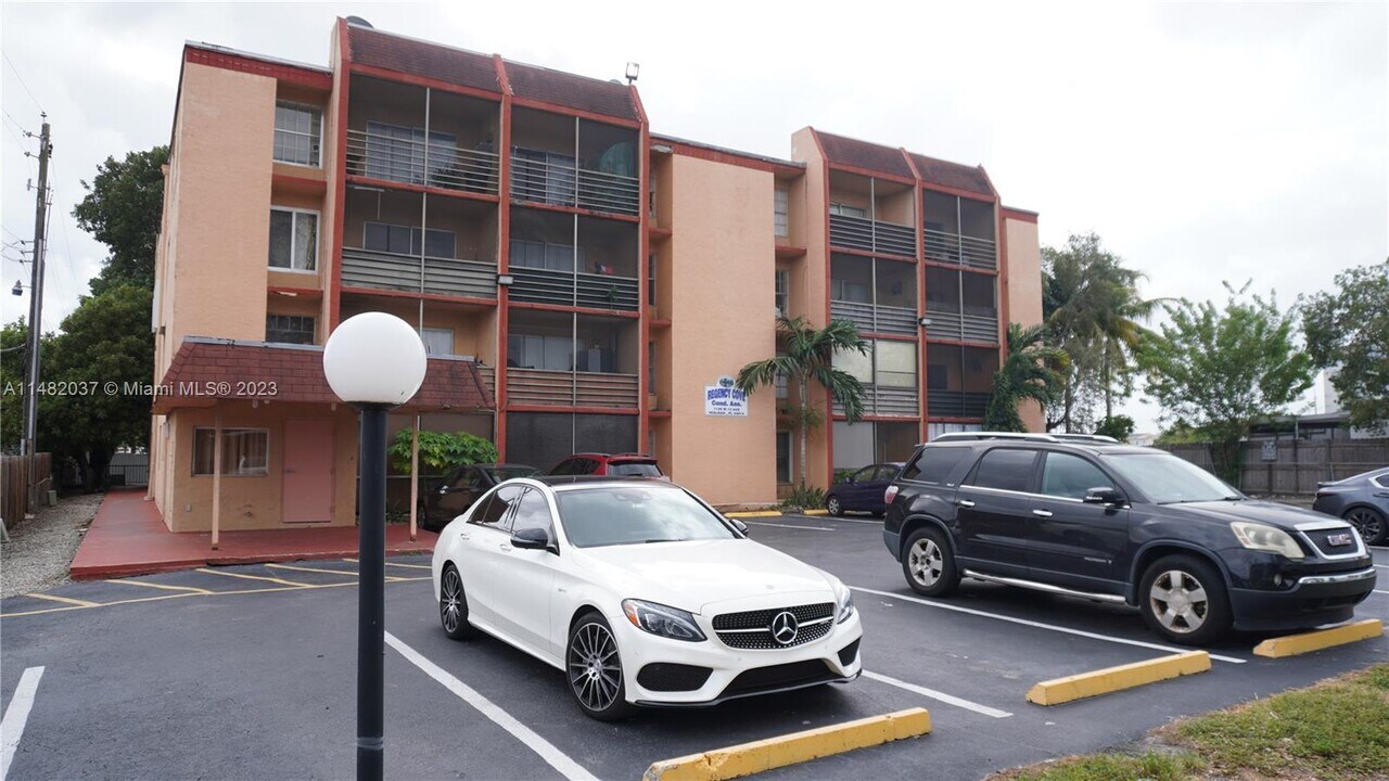 7105 W 13th Ave in Hialeah, FL - Building Photo